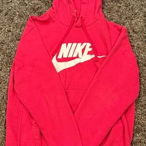 Nike Women's Sportswear Club Fleece Logo Pullover Hoodie University Hot Pink